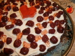 Tarta czekoladowo - walentynkowa z wiśniami