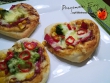 Mini pizze w kształcie serca  z salami, brokułem i papryczką chili - walentynkowa pizza